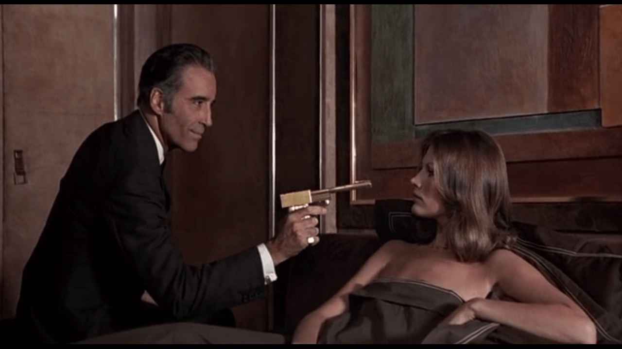 Christopher Lee e Maud Adams in The Man With the Golden Gun