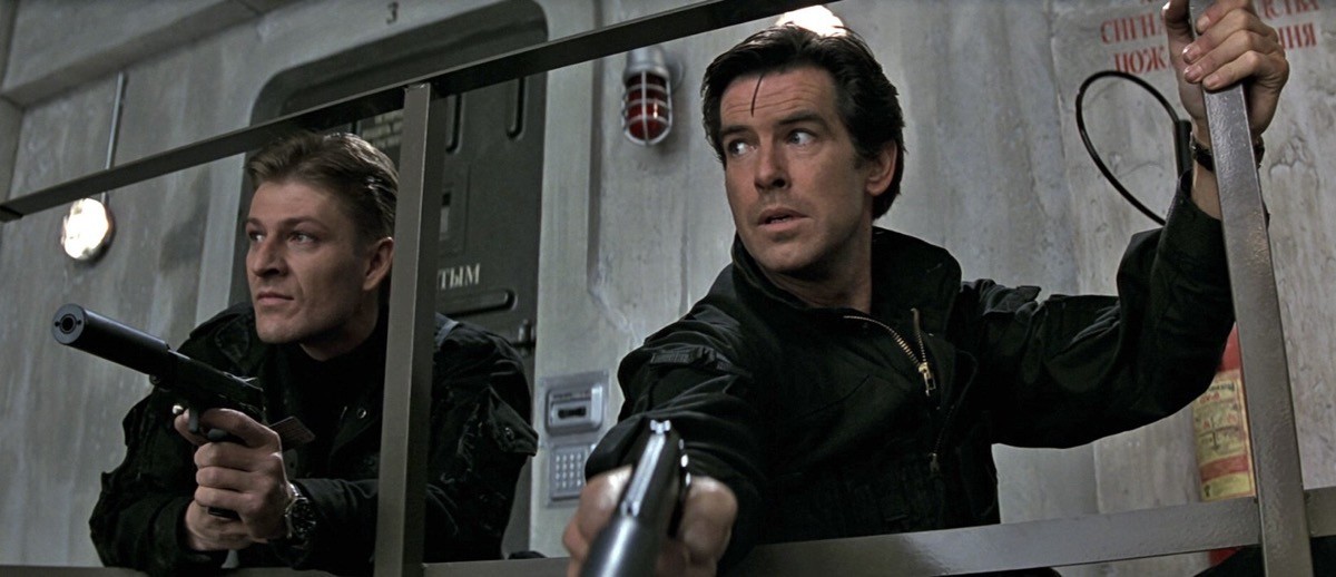 Sean Bean (Alex Trevelyan, 006) e Pierce Brosnan (James Bond, 007) nella sequenza iniziale di GoldenEye
