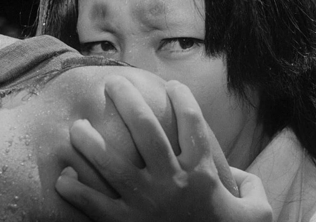 Machiko Kyō (la moglie) in una scena del film