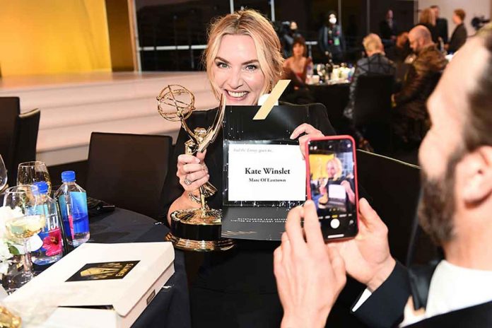 Emmy Awards 2021 vincitori: trionfano The Crown, Ted Lasso, Kate Winslet e Gillian Anderson