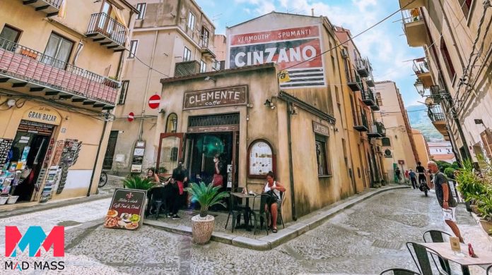 Indiana Jones 5 foto delle riprese in Italia: il bar Clemente Caffè e il Tempio di Segesta in Sicilia