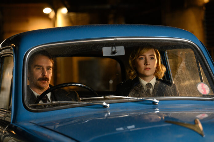 Omicidio nel West End recensione film di Tom George con Sam Rockwell e Saoirse Ronan