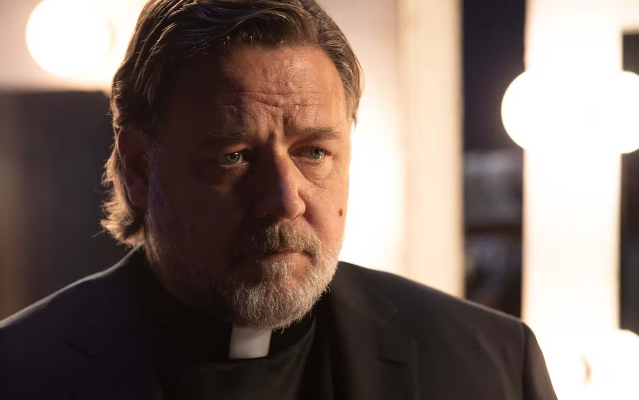 Russell Crowe nelle vesti di un prete all'interno del film L'esorcismo - Ultimo atto (Credits: Miramax; Eagle Pictures).