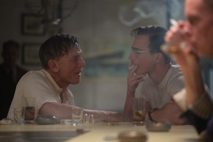 Daniel Craig e Drew Starkey in Queer (Credits: Yannis Drakoulidis)