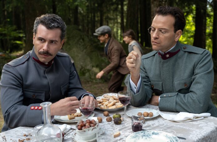 Gabriel Montesi e Alessandro Borghi in Campo di Battaglia (Credits: Claudio Iannone)