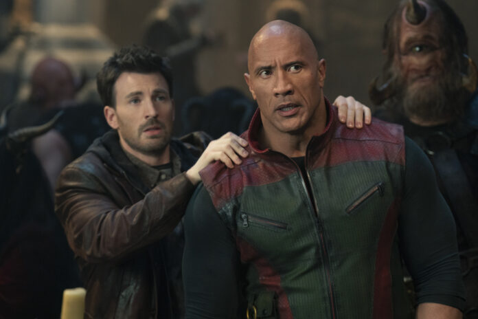 Chris Evans e Dwayne Johnson Uno Rosso (Credits: Warner Bros. Pictures)