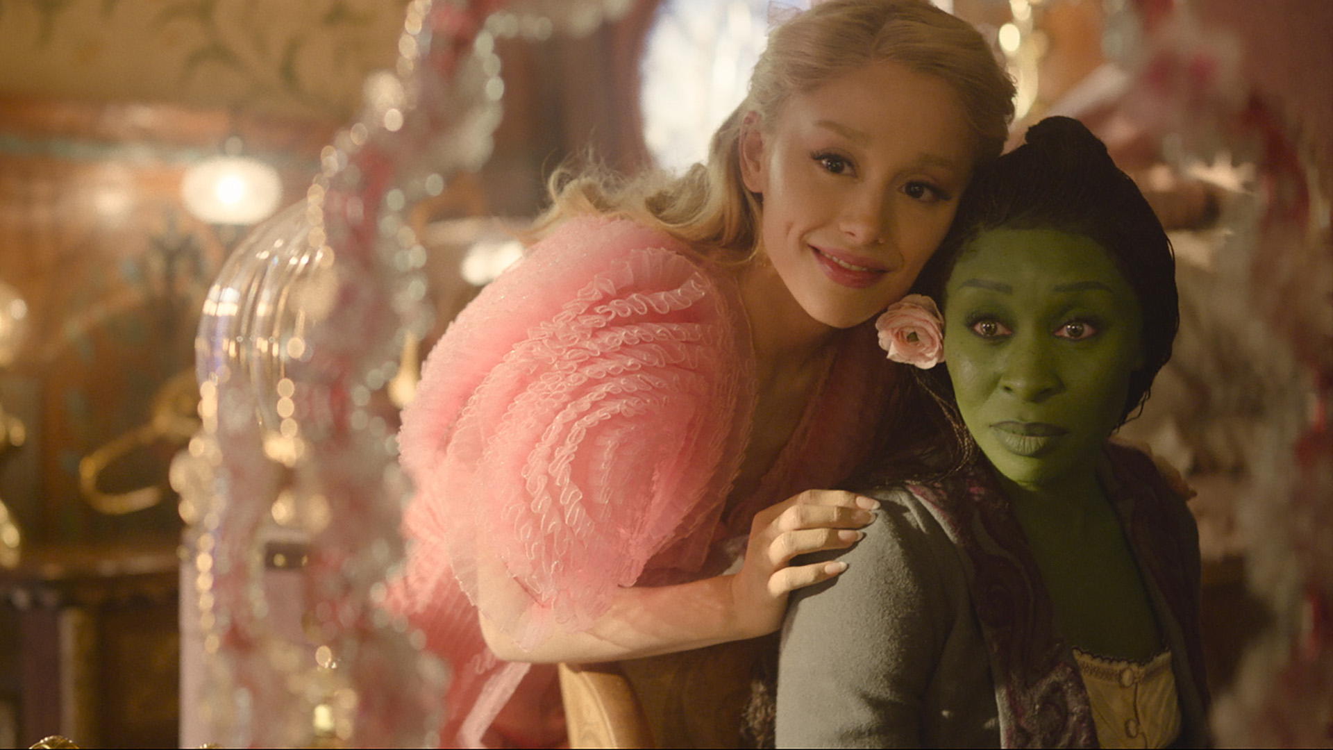 Ariana Grande e Cynthia Erivo in una scena di Wicked (Credits: Universal Pictures) 